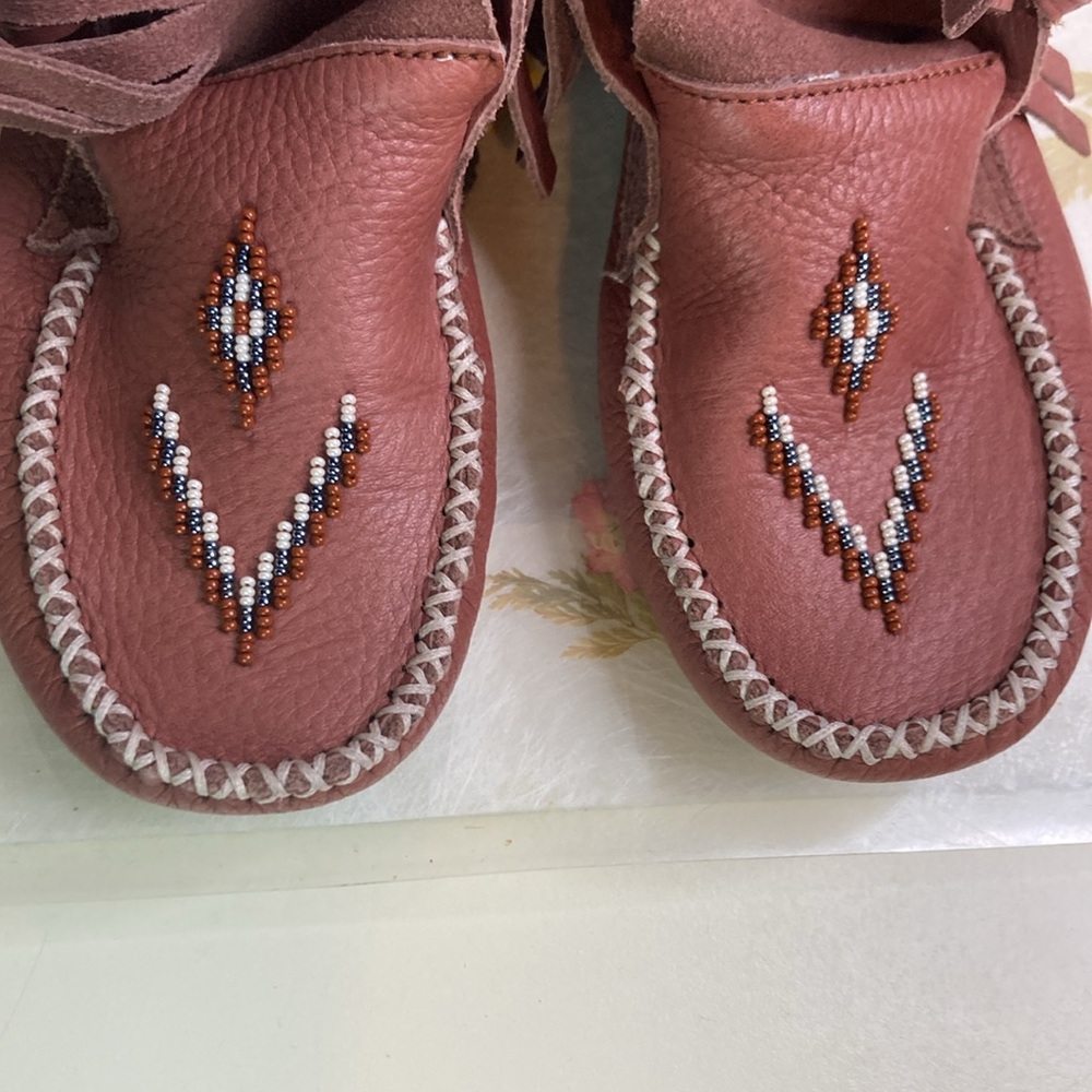 Manitobah paddle moccasin with beads vibram sole size 5 - Picture 6 of 8
